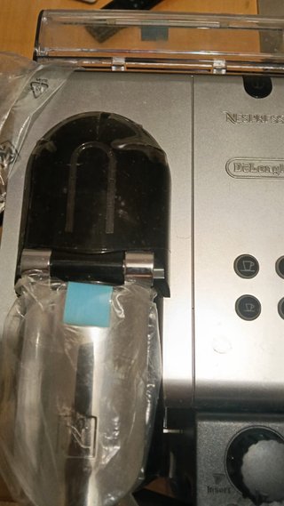 Cafetera Nespresso Plata y Negra