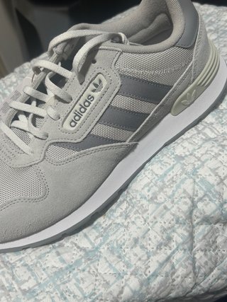 Zapatillas Adidas Grises y Blancas