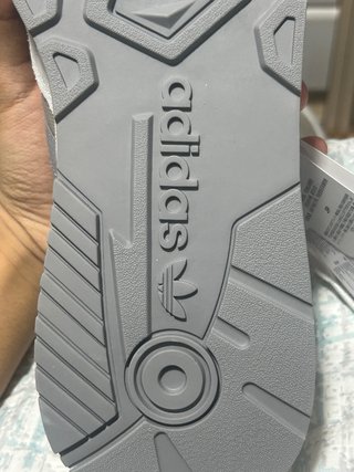 Zapatillas Adidas Grises y Blancas