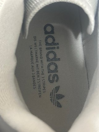 Zapatillas Adidas Grises y Blancas