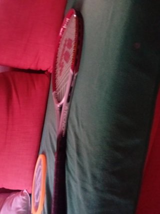 Raqueta de tenis roja y plateada