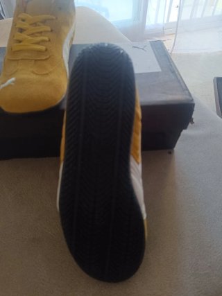 Zapatillas Puma Amarillas y Blancas