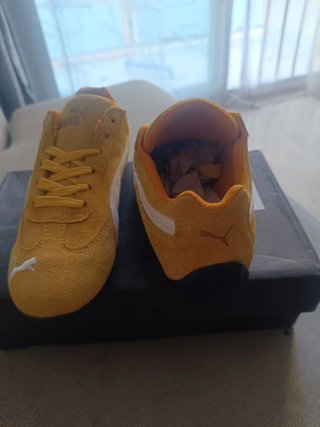 Zapatillas Puma Amarillas y Blancas