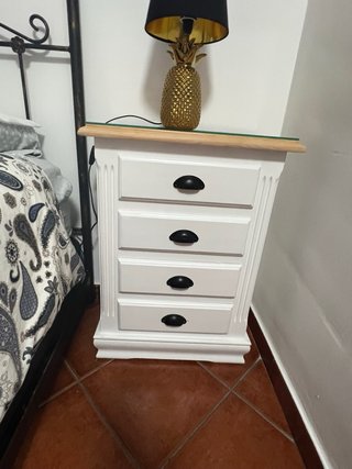 Elegante cama de matrimonio con dosel y muebles.