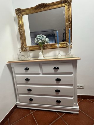 Elegante cama de matrimonio con dosel y muebles.