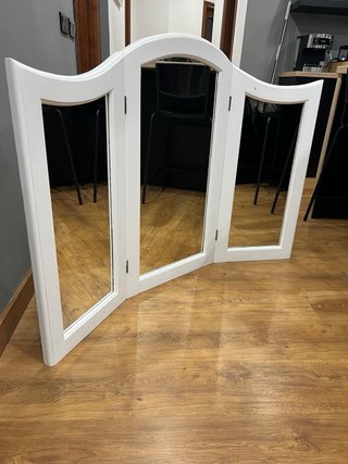 Elegante cama de matrimonio con dosel y muebles.