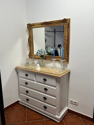 Elegante cama de matrimonio con dosel y muebles.