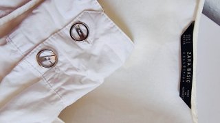 Blusa blanca escote pico y volantes
