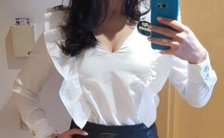 Blusa blanca escote pico y volantes