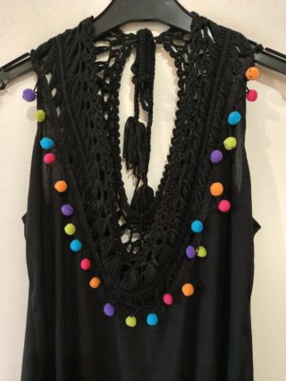 Vestido de playa o piscina negro con pompones