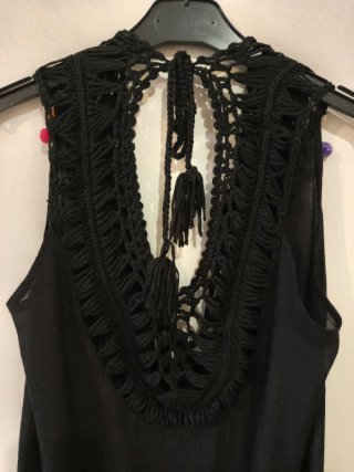 Vestido de playa o piscina negro con pompones