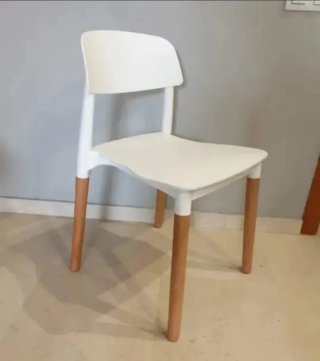 Sillas apilables de plástico y madera