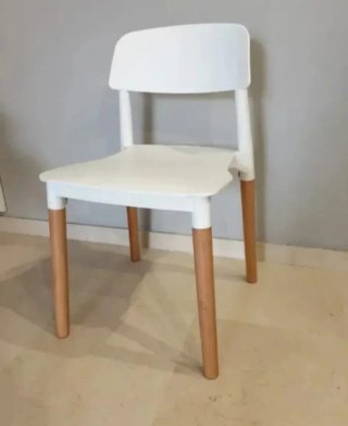 Sillas apilables de plástico y madera