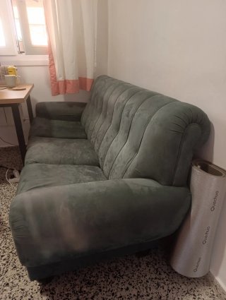 Sofá verde de terciopelo