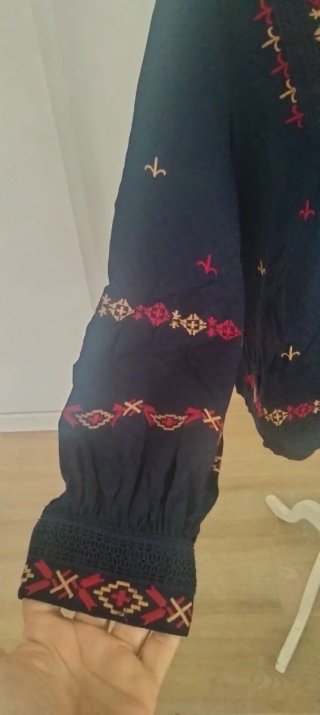 Blusa manga larga bordada azul y roja