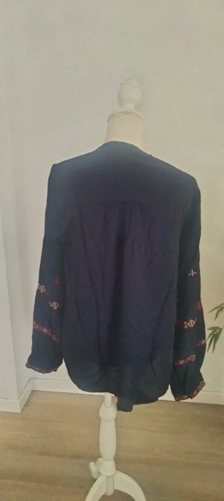 Blusa manga larga bordada azul y roja
