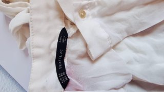 Blusa elegante con lazo blanco