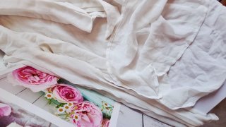 Blusa elegante con lazo blanco