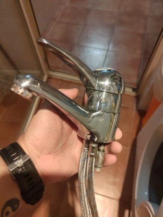 Grifo de lavabo plateado