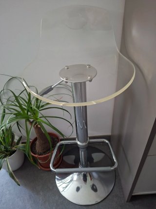 Dos Taburetes de cocina acrílico y metal
