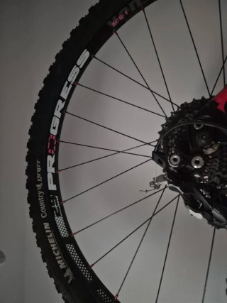 Bicicleta Felt Montaña Negra/Roja
