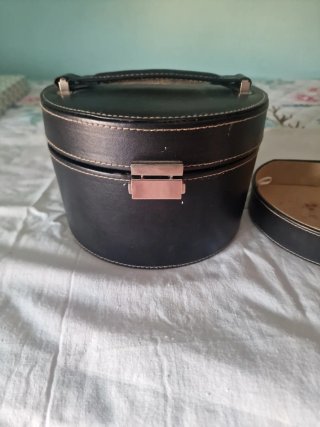 Joyero negro ovalado con asa