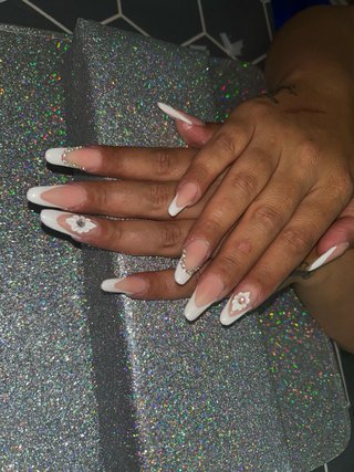 Uñas acrílicas francesas con flores