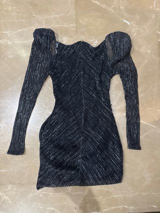 Vestido fiesta negro corto con hombreras