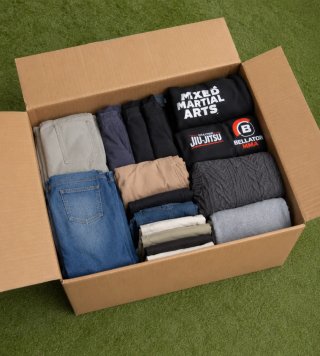 Consegna di abbigliamento da uomo taglia L/XL