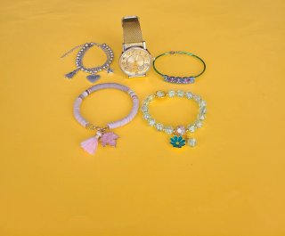 Set de pulseras y reloj