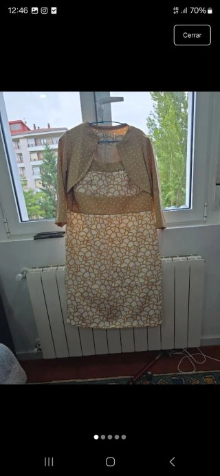 Vestido beige y dorado con chaqueta