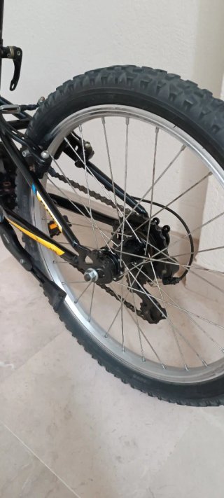 Bicicleta B-PRO Negra y Azul Cadete.
