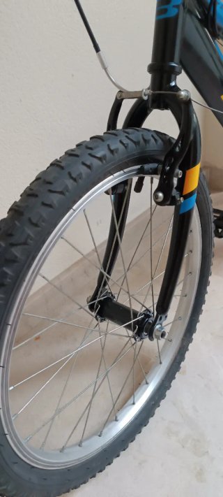 Bicicleta B-PRO Negra y Azul Cadete.