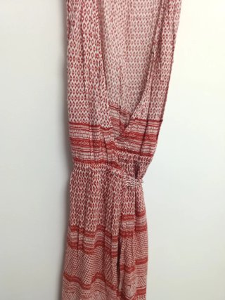 Vestido cruzado con estampado rojo