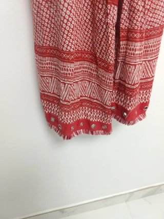 Vestido cruzado con estampado rojo