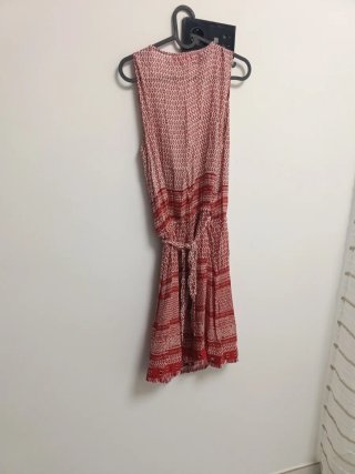 Vestido cruzado con estampado rojo
