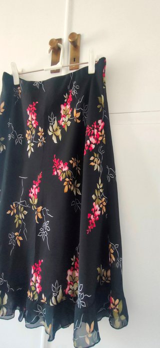 Falda negra con estampado floral