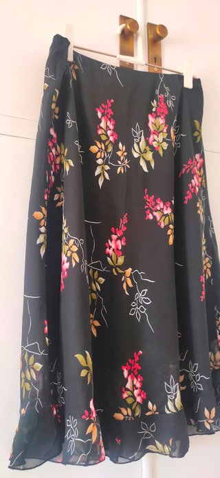Falda negra con estampado floral