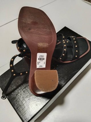 Sandalias negras tachuelas doradas una vez usados