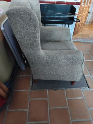Sillón orejero beige y marrón