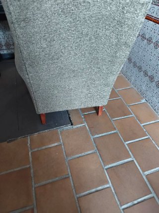 Sillón orejero beige y marrón
