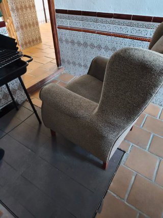 Sillón orejero beige y marrón