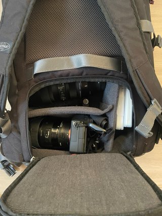 Mochila Eastpak Out camera negra/gris