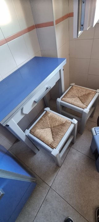 Mesa extensible con 2 taburetes