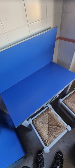 Mesa extensible con 2 taburetes