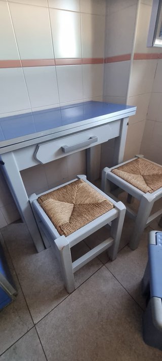 Mesa extensible con 2 taburetes