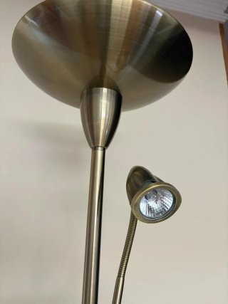 Lámpara de pie dorada