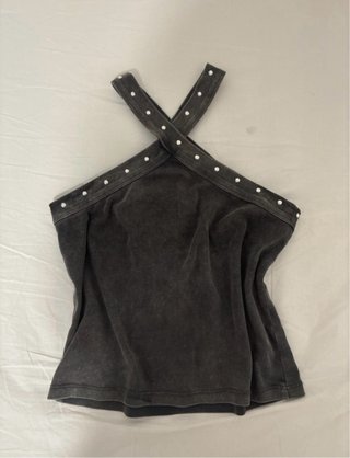 Top gris con tachuelas