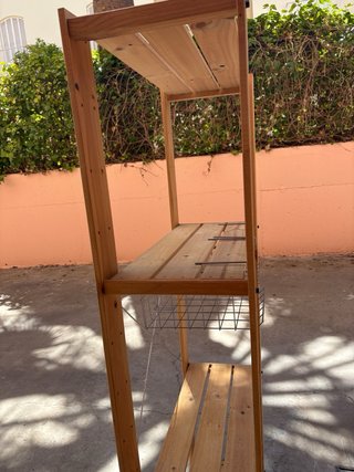 Estantería de madera y metal