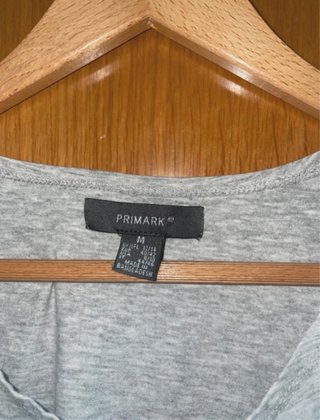 Camiseta sin mangas Primark gris con labios